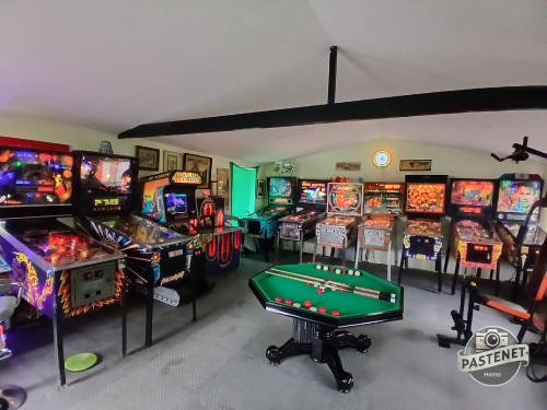 10-pinball-machines.-jukebox-and-bumper-pool.-Richard-Blank-Costa-Rica-Collection.jpg